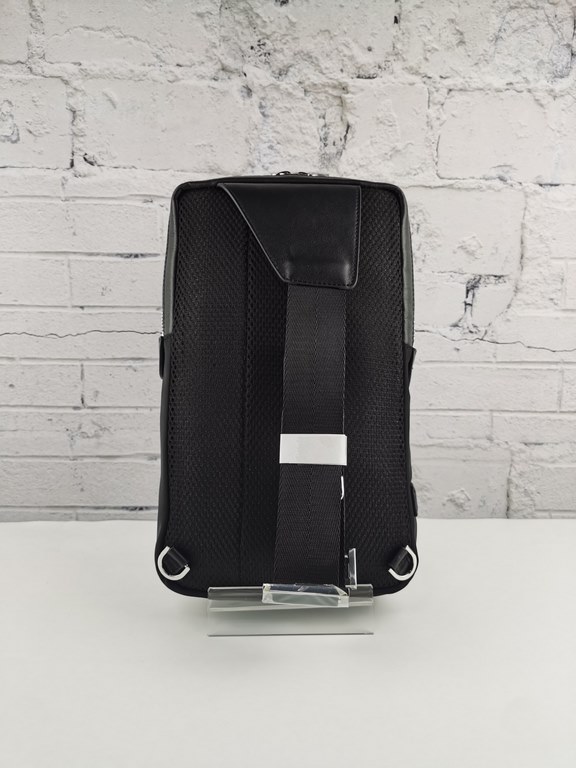 Brand FENDIStyle Vertical white iron chest bagItem No. 268568Color blackSize width 16cm, height 29cm, thickness 5cmMaterial head layer imported nappa cowhide   waterproof clothFenjia handshake sports brand Fila FILA, ret