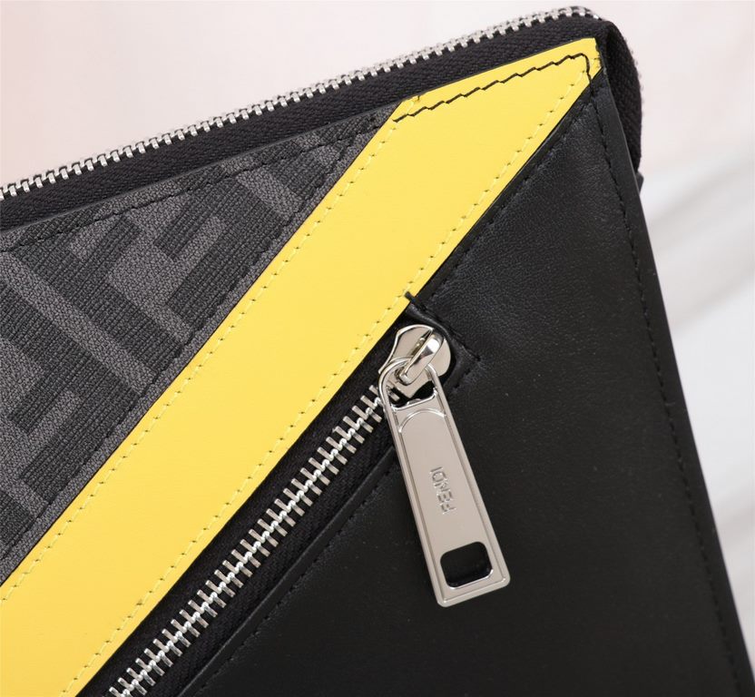 Brand FENDI FendiStyle PVC yellow man bagItem No. 368568Color blackMaterial imported nappa leather   double letters PVCSize 27205 FENDI upgraded version of the small monster men's men's bag, made of imported first layer 