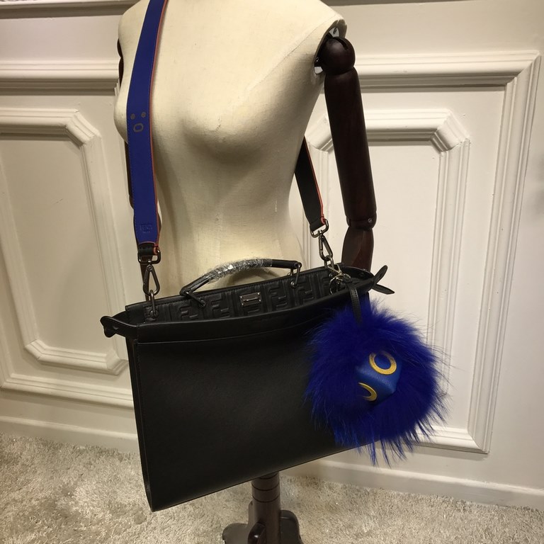 Slim tote bag in Roman leather with cutout trimming, two interior compartments separated by a rigid divider, handles and an adjustable detachable shoulder strap, leather lining embellished with the double F logo embossed