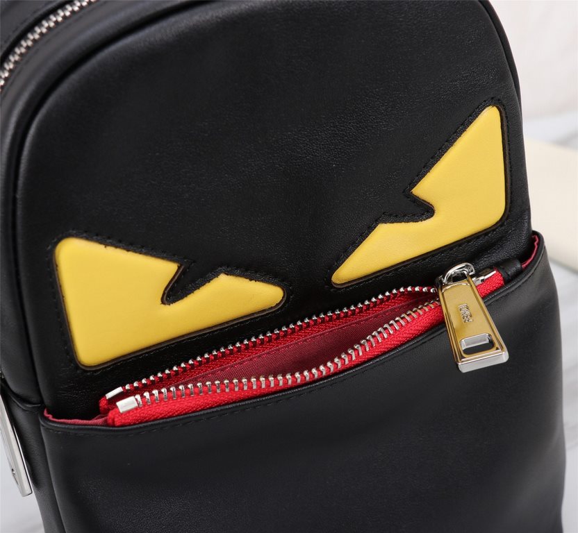 Brand FENDI FendiStyle Vertical Yellow Patch Chest BagItem No. 268568Color blackSize width 19cm, height 28cm, thickness 5cmMaterial head layer imported nappa cowhideFenjia handshake sports brand Fila FILA, retro pattern 