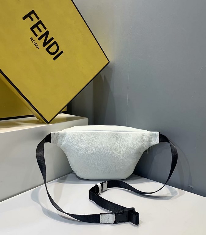 F's white lychee bag with small front pocket, can be used as a chest bag or waist bag, adjustable strap length, zipper closure, spacious insidesize opening 28cm.15.6.13cm