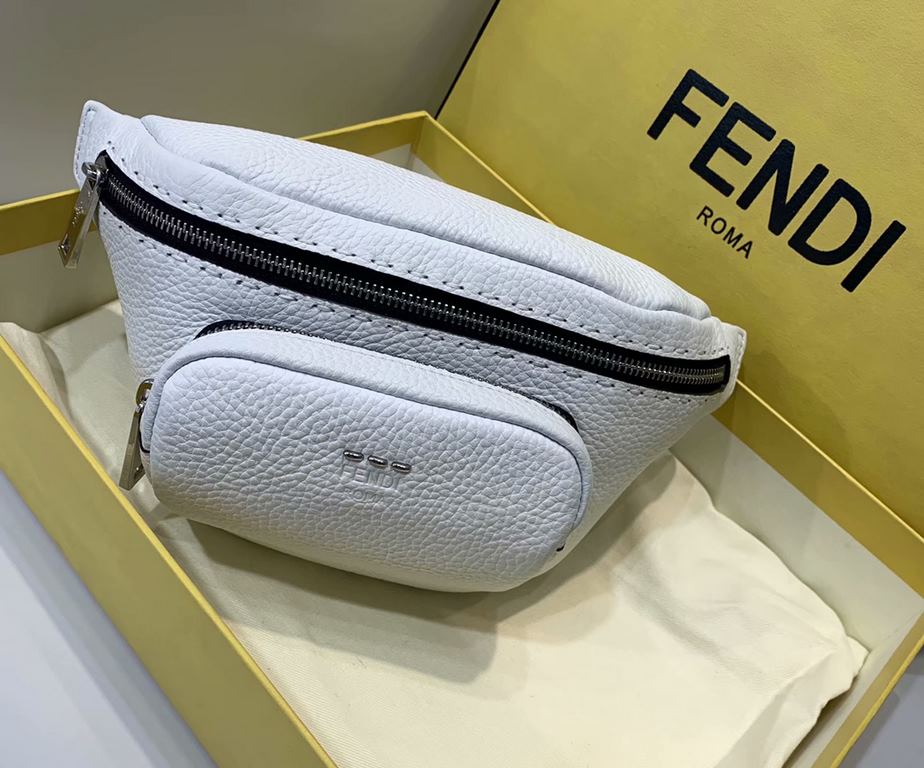 F's white lychee bag with small front pocket, can be used as a chest bag or waist bag, adjustable strap length, zipper closure, spacious insidesize opening 28cm.15.6.13cm