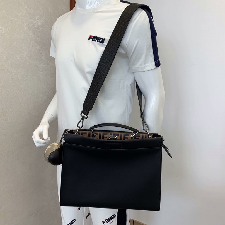 Slim tote bag in Roman leather with bright cut-outs, two internal compartments separated by a hard panel, handles and adjustable detachable shoulder strap, lining embossed with the double F logo. 37cm (shoulder strap cha