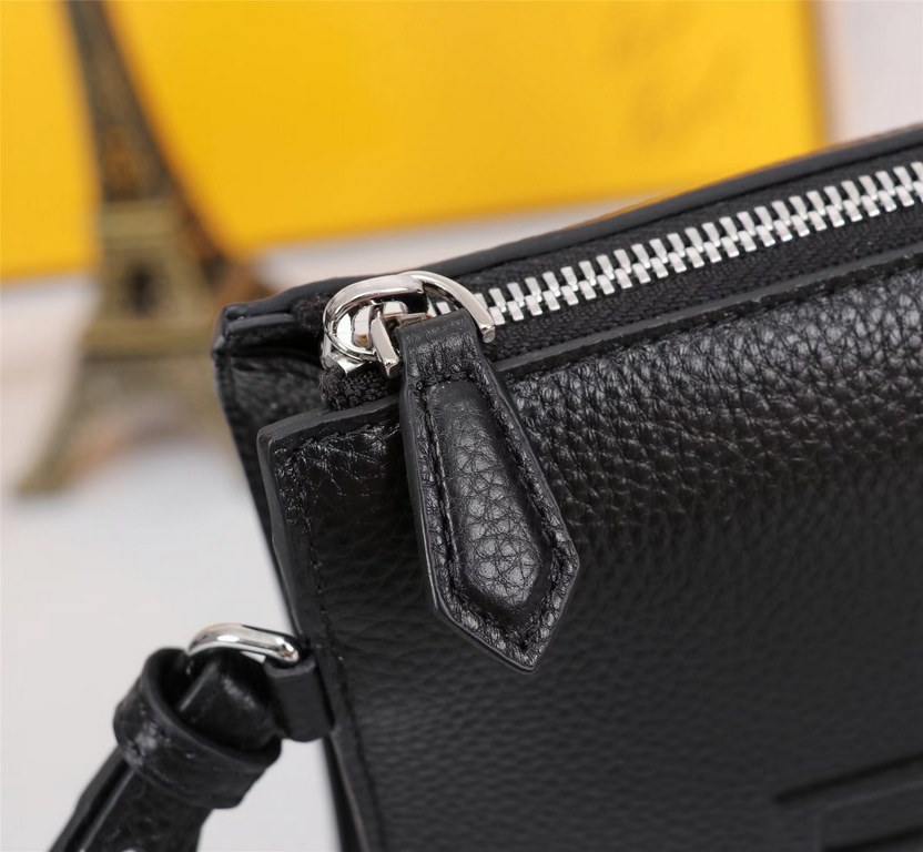 Brand FENDI FendiStyle Men's press bagItem No. 368568Color blackMaterial first layer imported litchi grain cowhide leatherSize 27205 FENDI upgraded version of the small monster men's men's bag, made of imported head laye