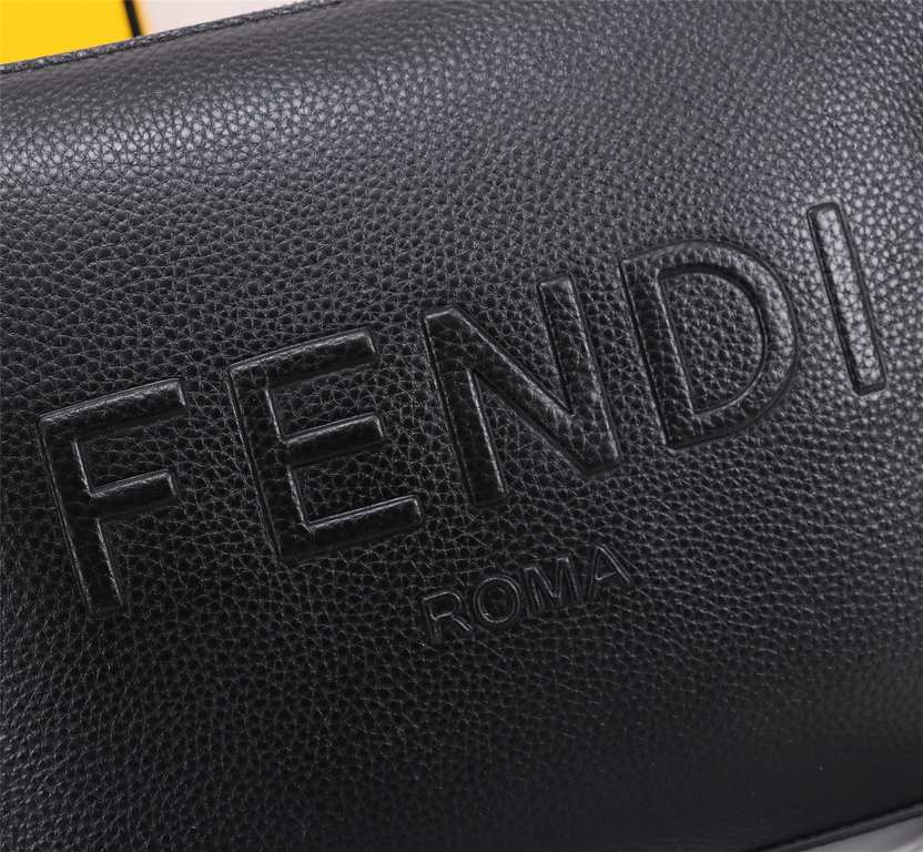 Brand FENDI FendiStyle Men's press bagItem No. 368568Color blackMaterial first layer imported litchi grain cowhide leatherSize 27205 FENDI upgraded version of the small monster men's men's bag, made of imported head laye