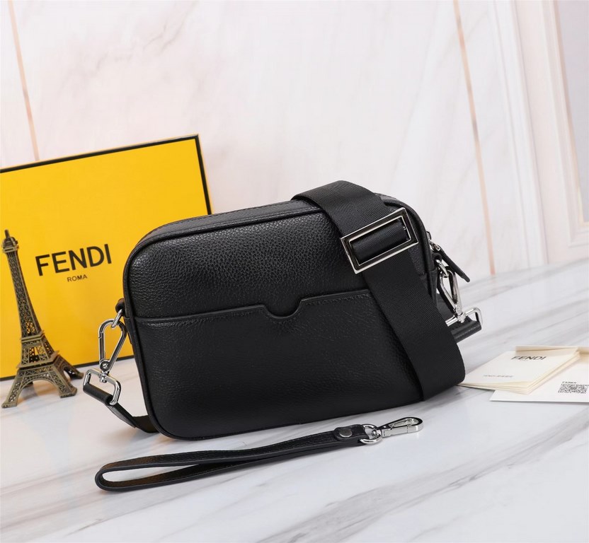 Brand FENDI FendiModel Camera bag with press-studsColor blackSize 23165Material head layer imported litchi cowhide  FENDI pouch Fendi men's bags   super explosive models come to pull, the first layer of lychee grain cowh