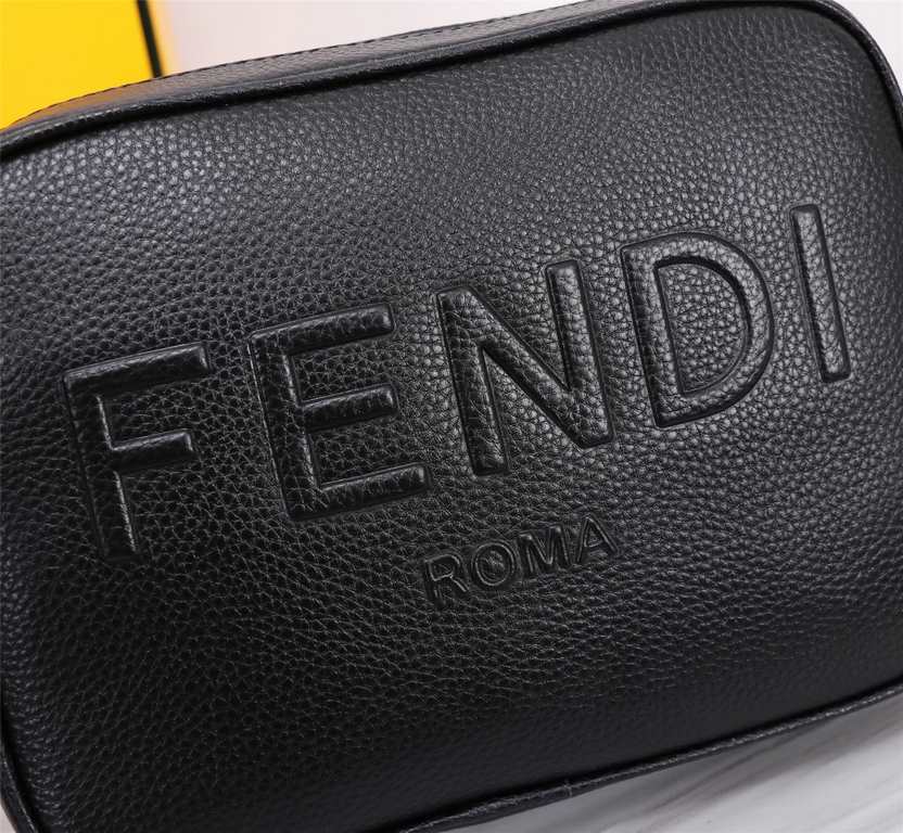 Brand FENDI FendiModel Camera bag with press-studsColor blackSize 23165Material head layer imported litchi cowhide  FENDI pouch Fendi men's bags   super explosive models come to pull, the first layer of lychee grain cowh