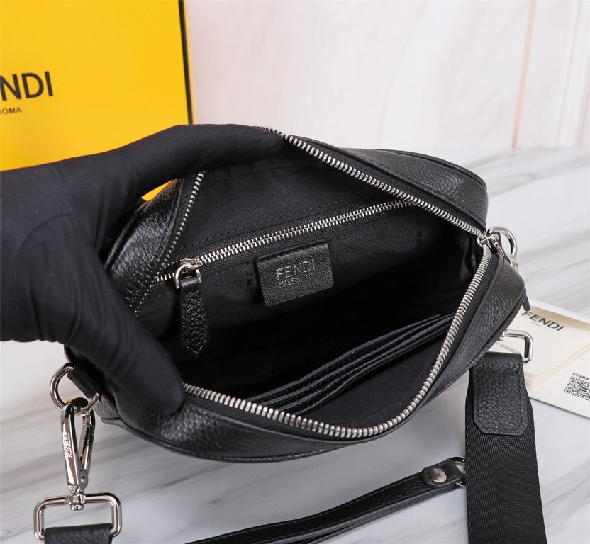 Brand FENDI FendiModel Camera bag with press-studsColor blackSize 23165Material head layer imported litchi cowhide  FENDI pouch Fendi men's bags   super explosive models come to pull, the first layer of lychee grain cowh