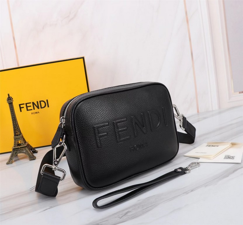 Brand FENDI FendiModel Camera bag with press-studsColor blackSize 23165Material head layer imported litchi cowhide  FENDI pouch Fendi men's bags   super explosive models come to pull, the first layer of lychee grain cowh