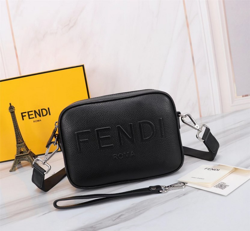 Brand FENDI FendiModel Camera bag with press-studsColor blackSize 23165Material head layer imported litchi cowhide  FENDI pouch Fendi men's bags   super explosive models come to pull, the first layer of lychee grain cowh