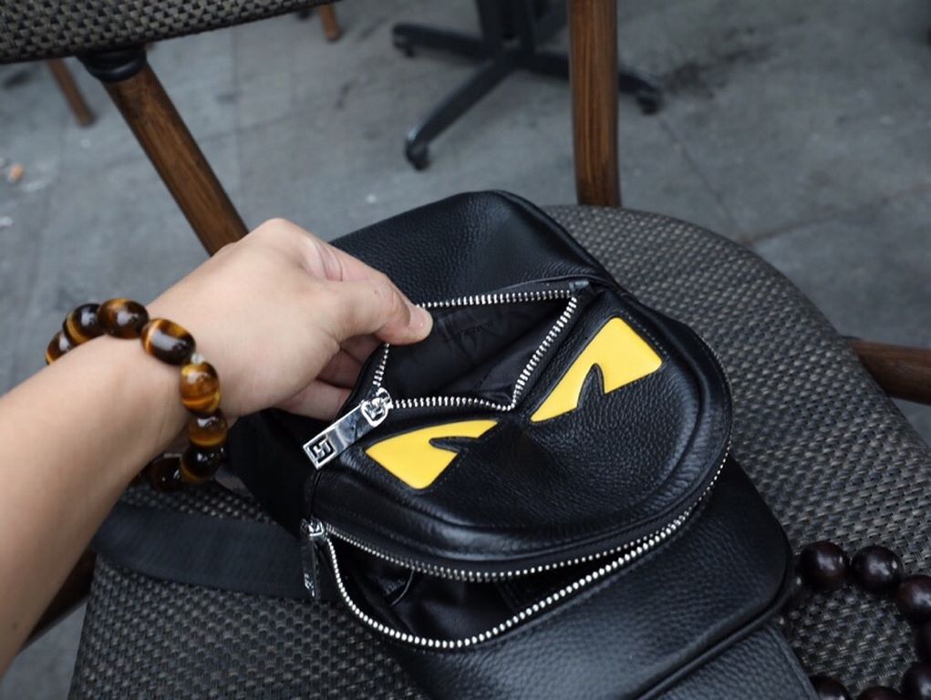 [Please recognize the exclusive counter stamping]    exclusive counter to the version of the quality    brand name the new Fendi Fendi   chest bag [product specifications] W19XH26XD6.5cm [product material] original Italy