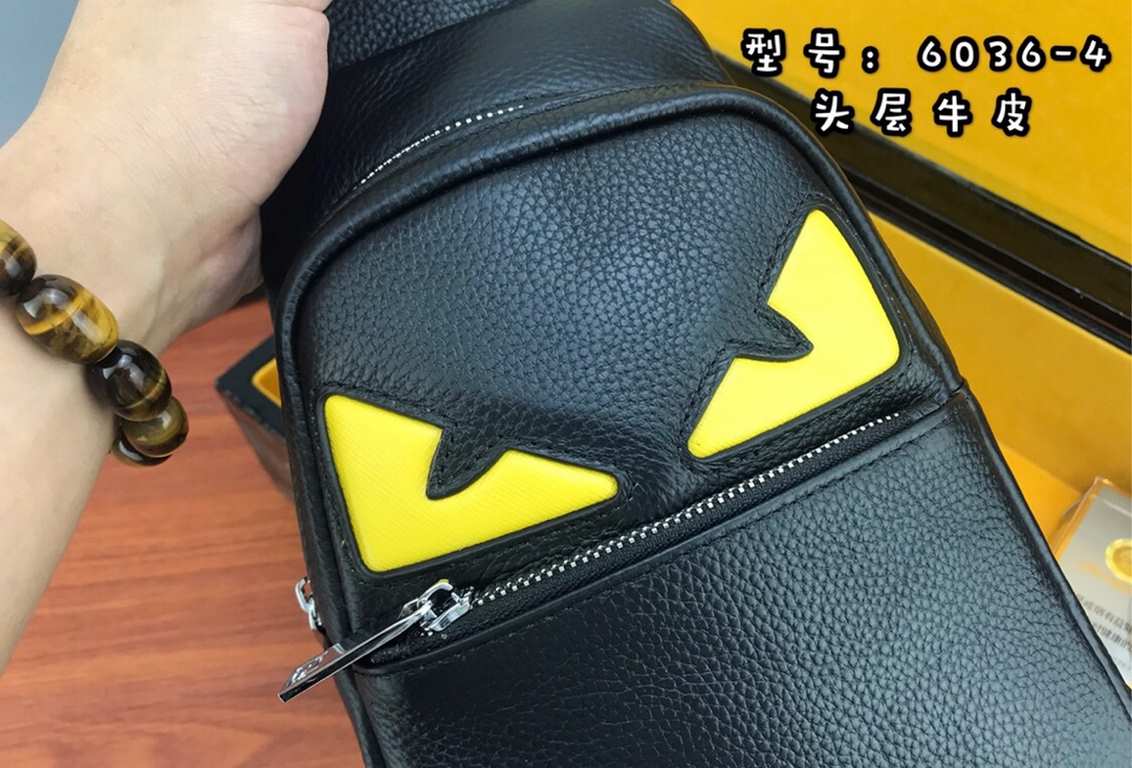 [Please recognize the exclusive counter stamping]    exclusive counter to the version of the quality    brand name the new Fendi Fendi   chest bag [product specifications] W19XH26XD6.5cm [product material] original Italy