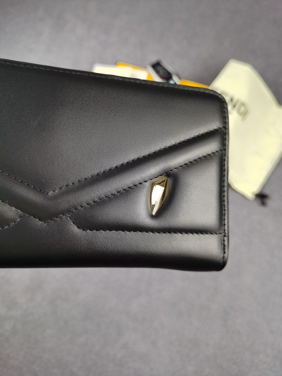 Brand FENDI FendiModel No. BonesItem No. 868568Color blackSize 19.510.53Material Imported head layer nappa cowhide for the big side, black sheepskin for the lining, exquisite hand feeling.FENDI zipper wallet Introduction