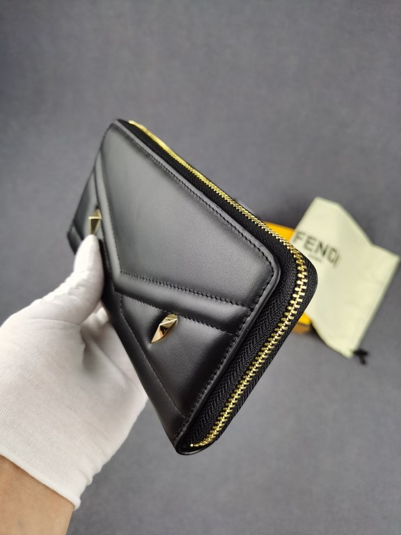 Brand FENDI FendiModel No. BonesItem No. 868568Color blackSize 19.510.53Material Imported head layer nappa cowhide for the big side, black sheepskin for the lining, exquisite hand feeling.FENDI zipper wallet Introduction