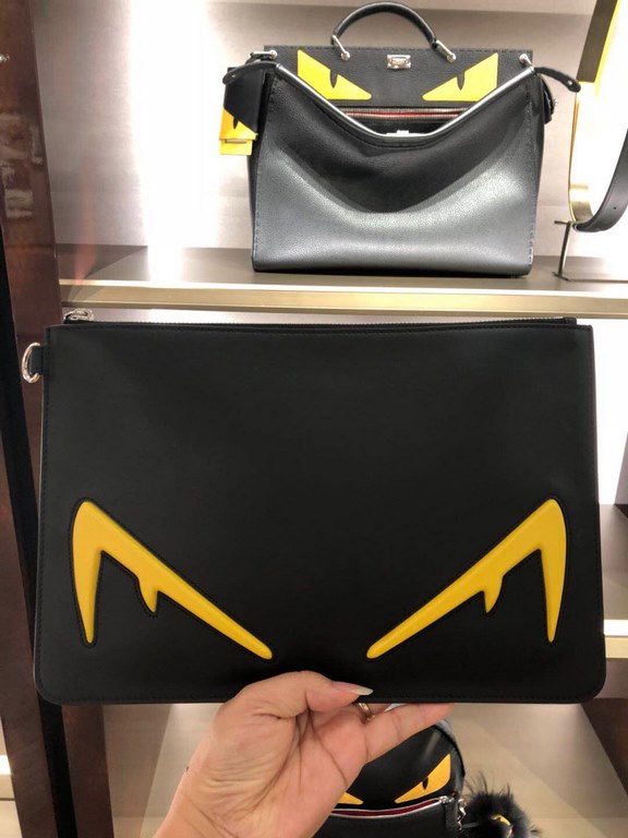 2019 new handbag fashion   practical, slim zipper design unisex capacity, calf leather customized, decorated with white convex embossed devil  ♀ eyes, 30cm