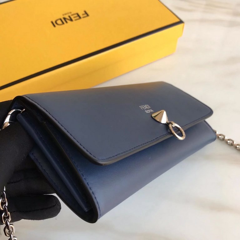 Long wallet in calfskin leather decorated with conical rivets and metal rings, with 2 crotch-access compartments, 1 zipper pocket, 10 card slots and side-opening pockets, and detachable chain shoulder strap.19cm (boxed g