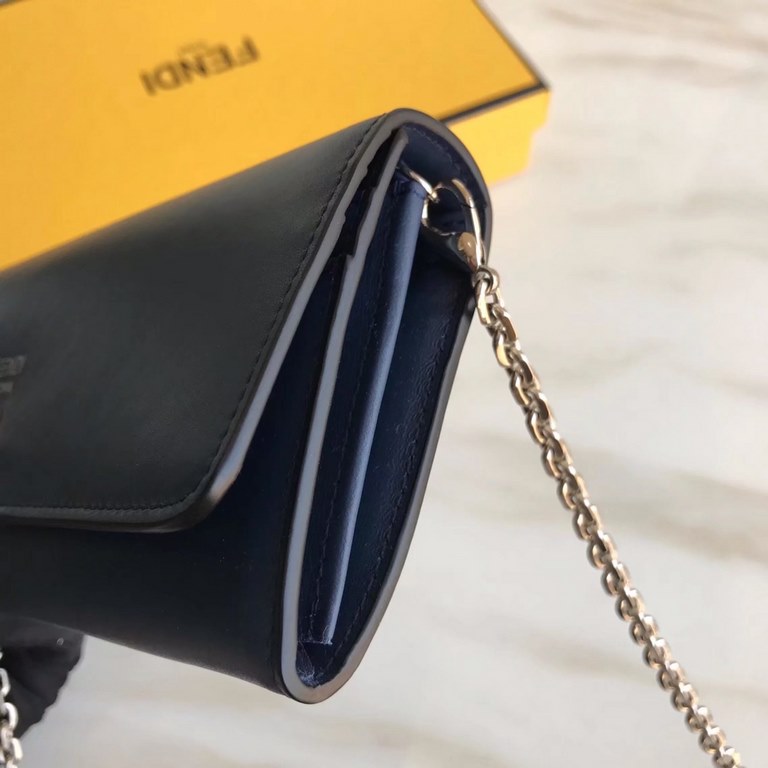 Long wallet in calfskin leather decorated with conical rivets and metal rings, with 2 crotch-access compartments, 1 zipper pocket, 10 card slots and side-opening pockets, and detachable chain shoulder strap.19cm (boxed g