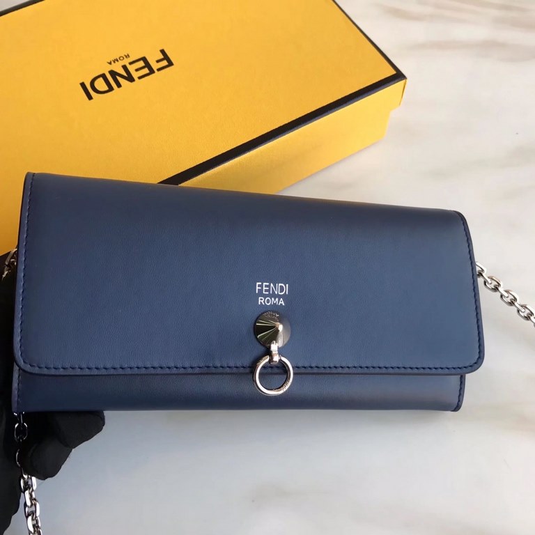 Long wallet in calfskin leather decorated with conical rivets and metal rings, with 2 crotch-access compartments, 1 zipper pocket, 10 card slots and side-opening pockets, and detachable chain shoulder strap.19cm (boxed g