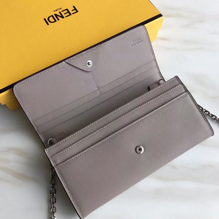 Long wallet in calfskin leather decorated with conical rivets and metal rings, with 2 crotch-access compartments, 1 zipper pocket, 10 card slots and side-opening pockets, and detachable chain shoulder strap.19cm (boxed g