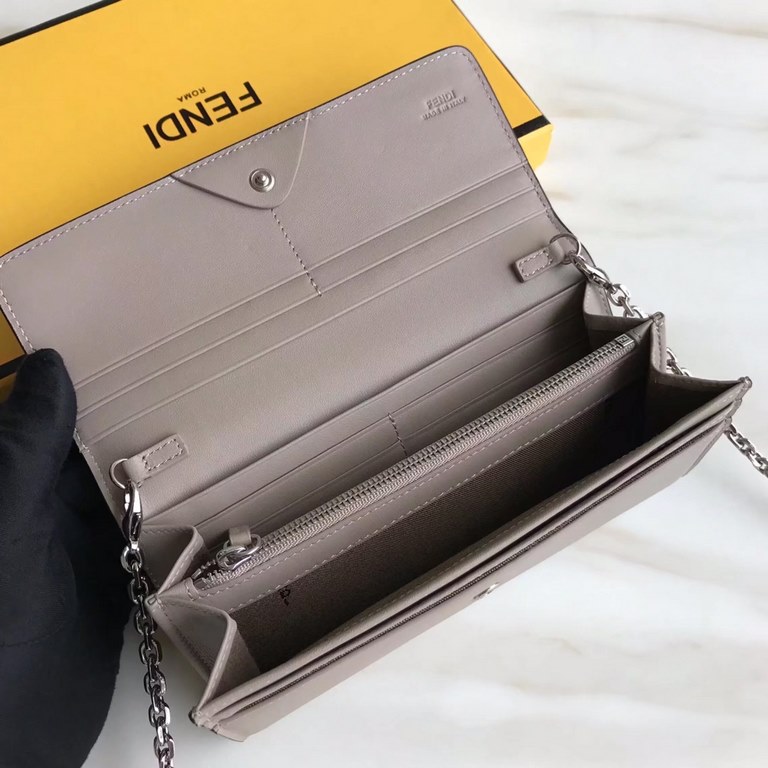 Long wallet in calfskin leather decorated with conical rivets and metal rings, with 2 crotch-access compartments, 1 zipper pocket, 10 card slots and side-opening pockets, and detachable chain shoulder strap.19cm (boxed g