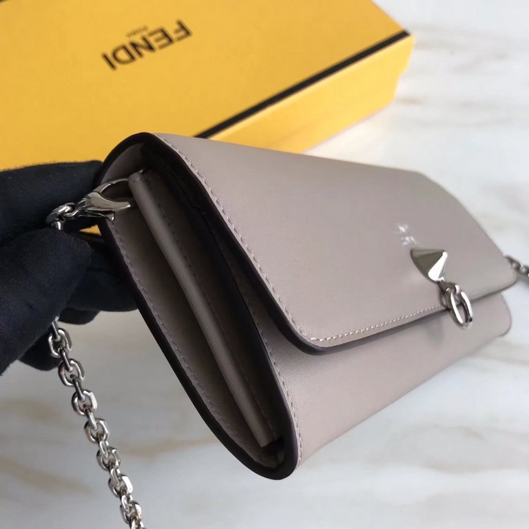 Long wallet in calfskin leather decorated with conical rivets and metal rings, with 2 crotch-access compartments, 1 zipper pocket, 10 card slots and side-opening pockets, and detachable chain shoulder strap.19cm (boxed g