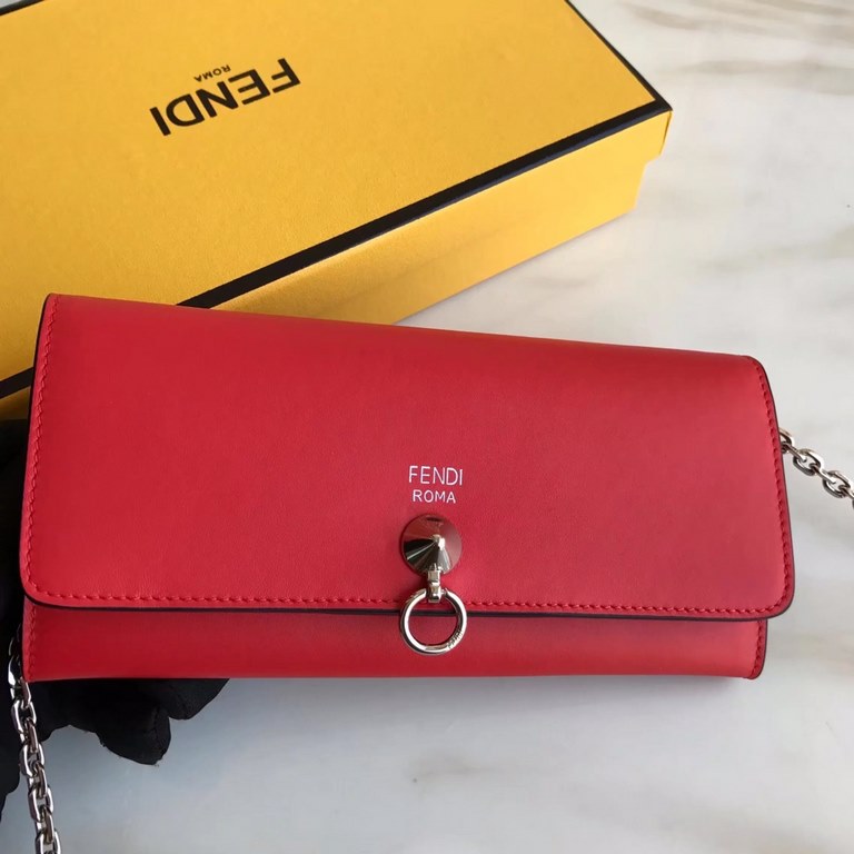 Long wallet in calfskin leather decorated with conical rivets and metal rings, with 2 crotch-access compartments, 1 zipper pocket, 10 card slots and side-opening pockets, and detachable chain shoulder strap.19cm (boxed g