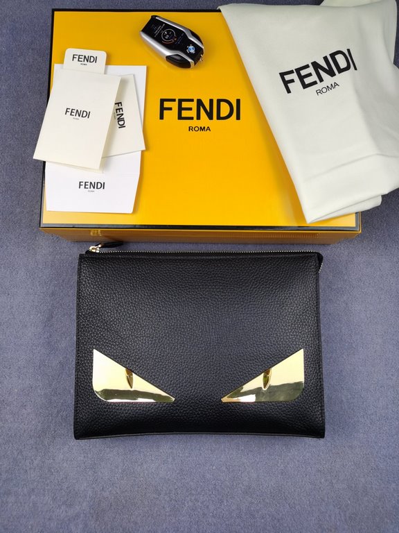 Brand FENDIStyle Men's Gold Iron Men's BagItem No. 368568Color Black Golden IronMaterial first layer imported Lychee grain cowhide leatherSize 27205 FENDI upgraded version of the small monster men's men's bag, made of im