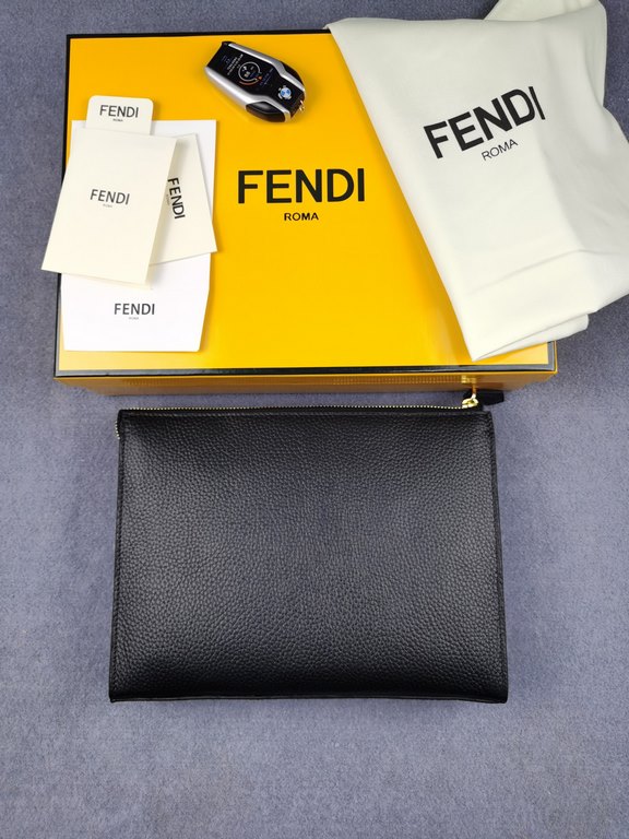 Brand FENDIStyle Men's Gold Iron Men's BagItem No. 368568Color Black Golden IronMaterial first layer imported Lychee grain cowhide leatherSize 27205 FENDI upgraded version of the small monster men's men's bag, made of im