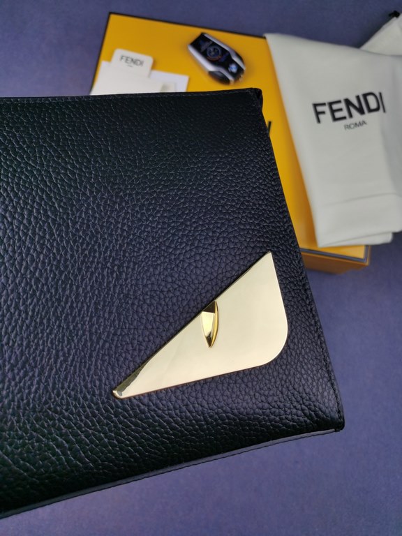 Brand FENDIStyle Men's Gold Iron Men's BagItem No. 368568Color Black Golden IronMaterial first layer imported Lychee grain cowhide leatherSize 27205 FENDI upgraded version of the small monster men's men's bag, made of im