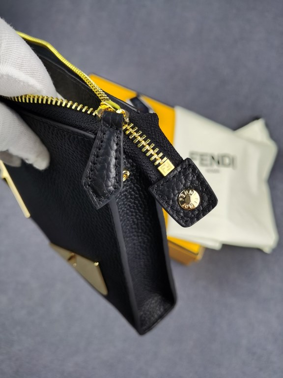 Brand FENDIStyle Men's Gold Iron Men's BagItem No. 368568Color Black Golden IronMaterial first layer imported Lychee grain cowhide leatherSize 27205 FENDI upgraded version of the small monster men's men's bag, made of im