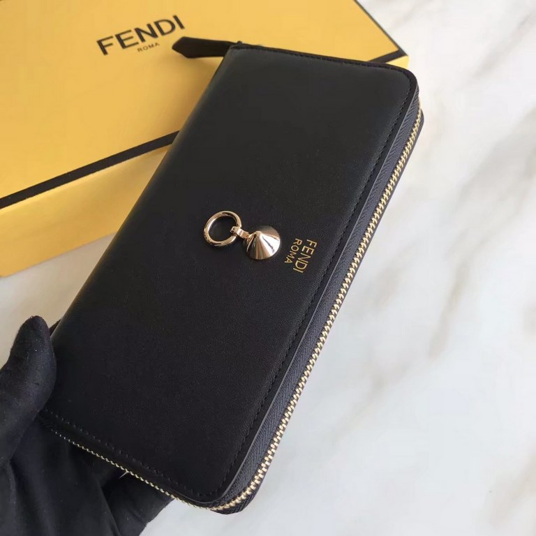 Newly designed small   leather zipper clip, snap button decorated with conical rivets and metal rings, the interior with two crotch compartments, a zipper pocket, ten card slots, decorated with the letter f more perfect 