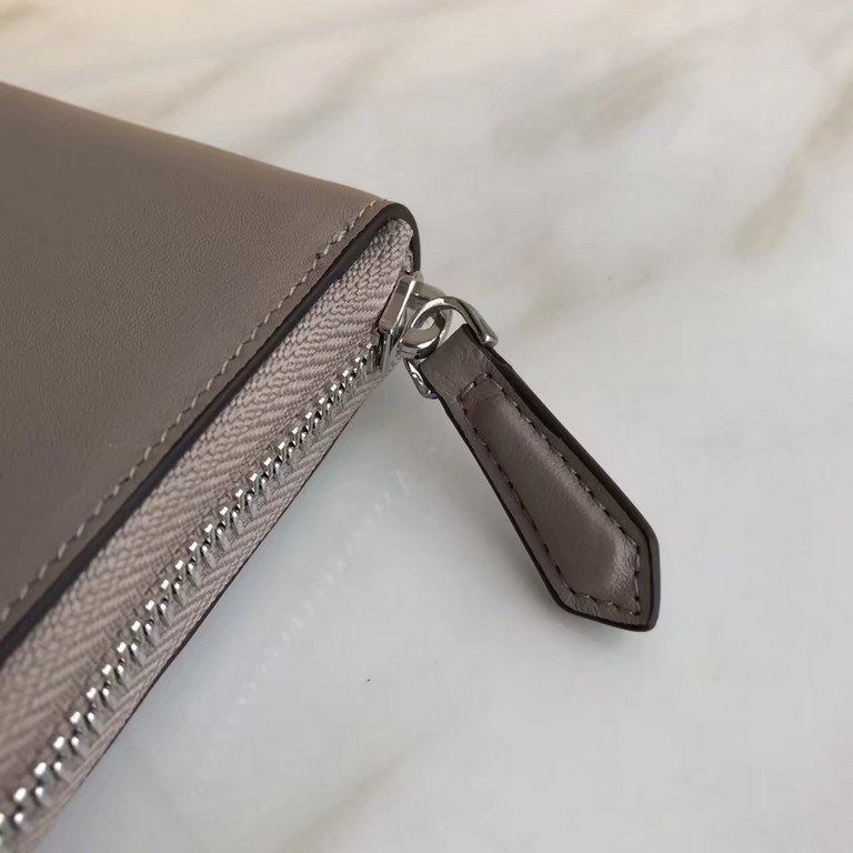 Newly designed small   leather zipper clip, snap button decorated with conical rivets and metal rings, the interior with two crotch compartments, a zipper pocket, ten card slots, decorated with the letter f more perfect 