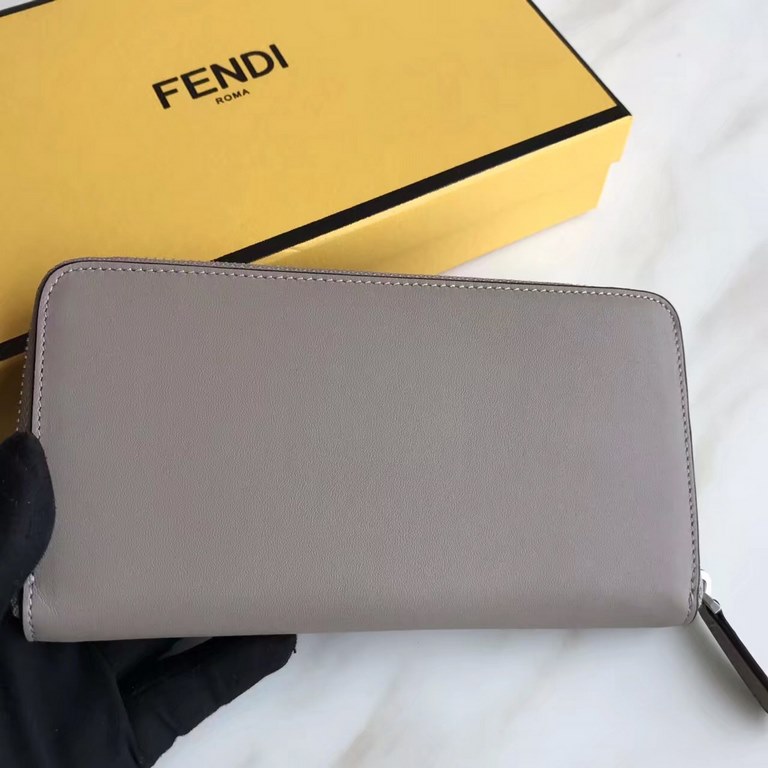 Newly designed small   leather zipper clip, snap button decorated with conical rivets and metal rings, the interior with two crotch compartments, a zipper pocket, ten card slots, decorated with the letter f more perfect 