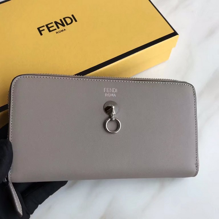 Newly designed small   leather zipper clip, snap button decorated with conical rivets and metal rings, the interior with two crotch compartments, a zipper pocket, ten card slots, decorated with the letter f more perfect 