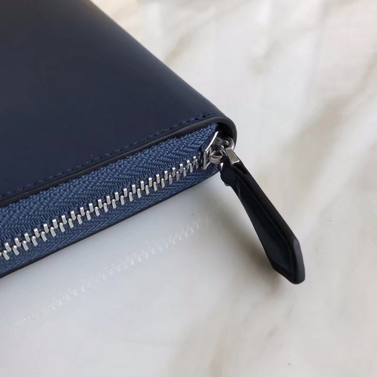 Newly designed small   leather zipper clip, snap button decorated with conical rivets and metal rings, the interior with two crotch compartments, a zipper pocket, ten card slots, decorated with the letter f more perfect 