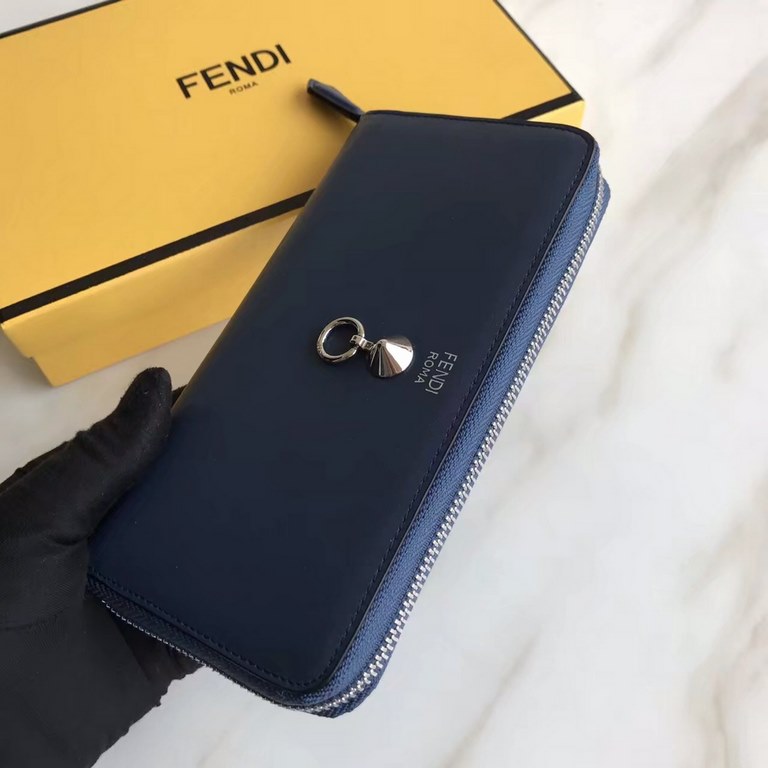 Newly designed small   leather zipper clip, snap button decorated with conical rivets and metal rings, the interior with two crotch compartments, a zipper pocket, ten card slots, decorated with the letter f more perfect 