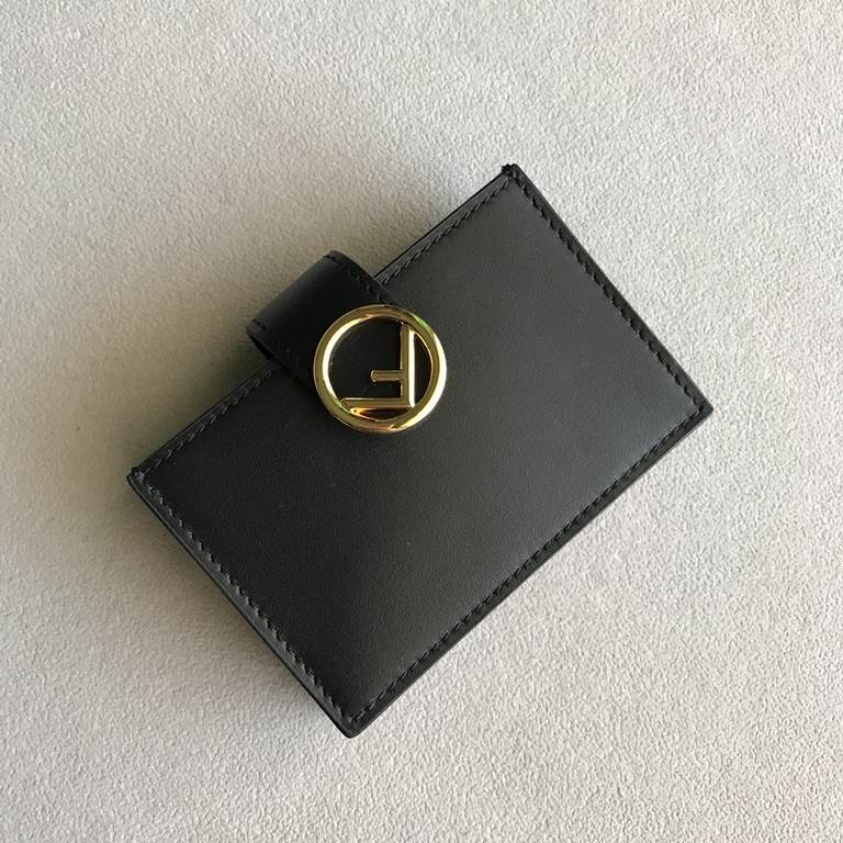 Flat card holder with central compartment and 6 credit card slots, decorated with details stylized with the latest F logo.106.52cm (box gift bag)