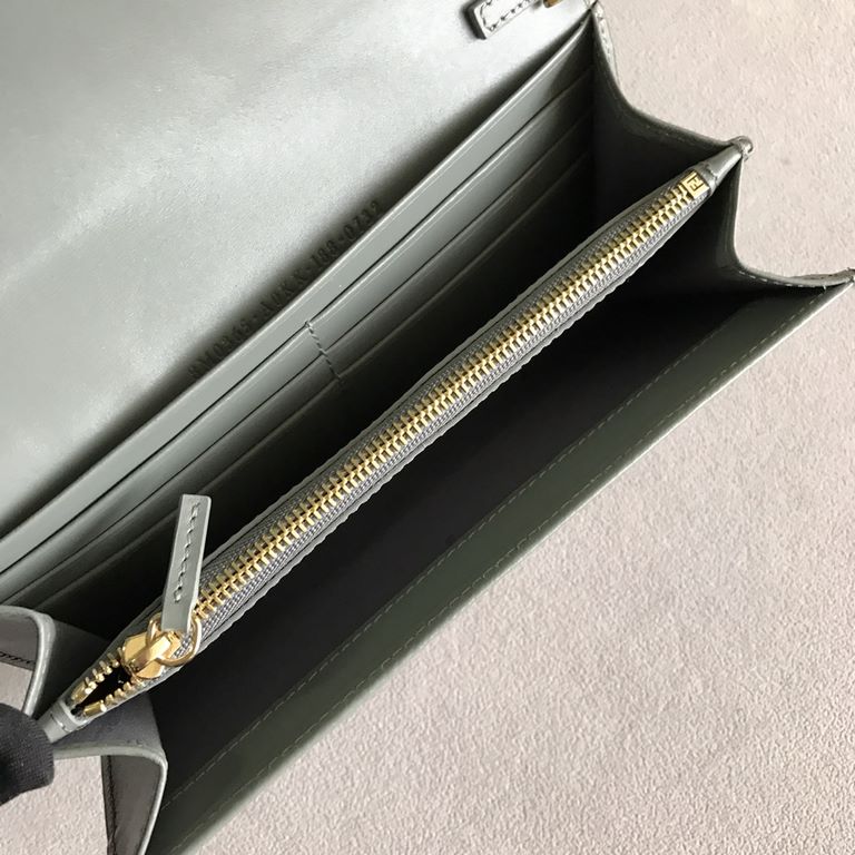 Snap closure long wallet with wide interior and chain shoulder strap, featuring two crotch-access compartments, one zippered pocket, 10 credit card slots and side patch pockets, made of calfskin leather.19cm (full set of