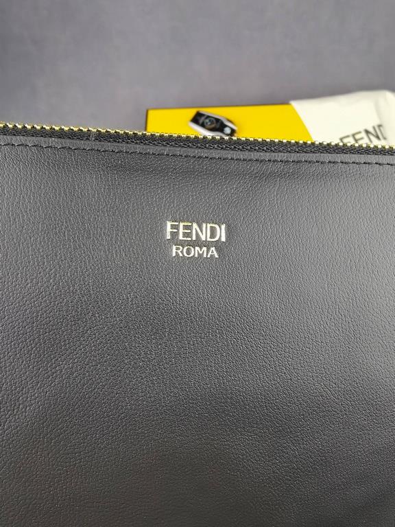 Brand FENDI FendiStyle Men's BagsItem No. 368568Color blackMaterial First layer imported nappa cow leatherSize 27205 FENDI upgraded version of the small monster men's men's bag, made of imported first layer of Napa cowhi