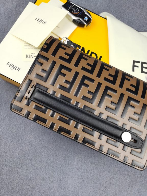 Brand FENDIDescription silkscreen clutch bagItem No. 768568Color BrownMaterial imported nappa leatherSize 23155F family Fendi clutch bag in calf leather with metallic BAG BUGS eye motif and matching color trim, 3 interio