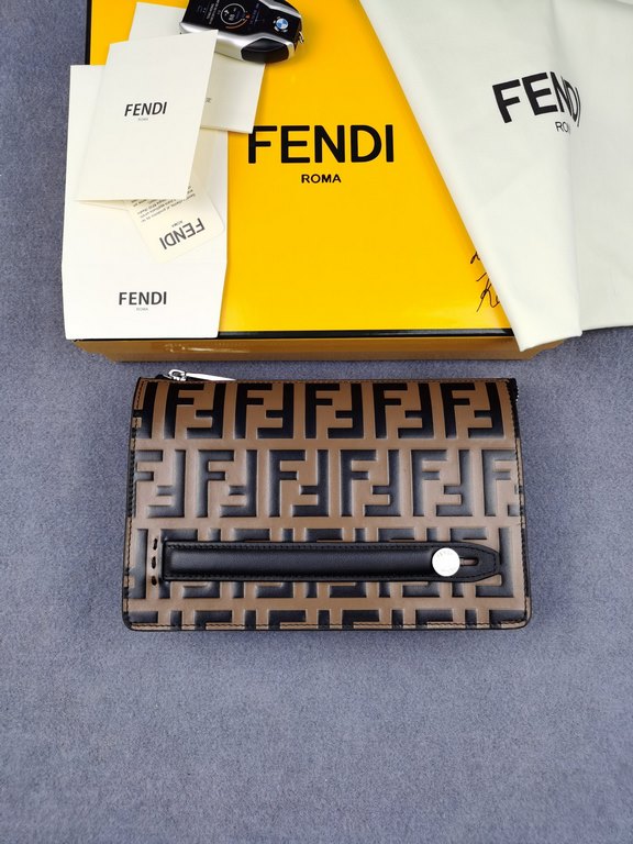 Brand FENDIDescription silkscreen clutch bagItem No. 768568Color BrownMaterial imported nappa leatherSize 23155F family Fendi clutch bag in calf leather with metallic BAG BUGS eye motif and matching color trim, 3 interio