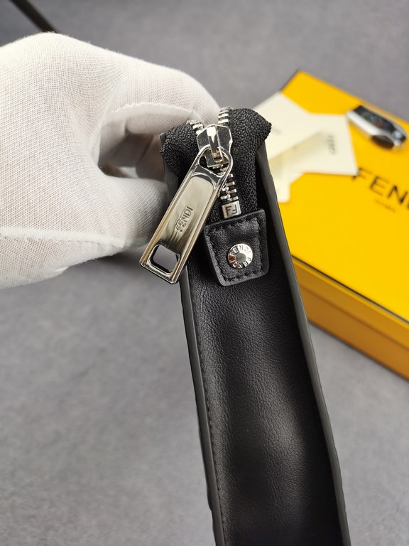 Brand FENDI FendiStyle Stainless Steel Men's BagsItem No. 368568Color blackMaterial imported nappa cowhide leatherSize 27205 FENDI upgraded version of the small monster men's men's bag, made of imported first layer of Na