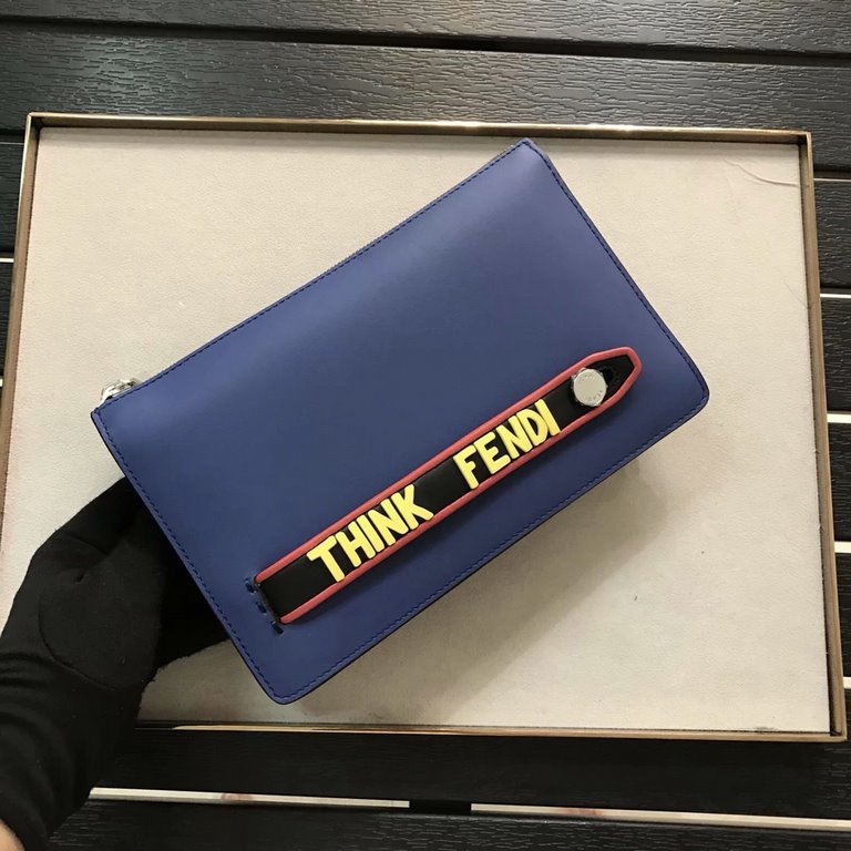 Clutch bag with red edging on the handle, THINK FEI lettering in yellow, 3 interior compartments with 8 credit card slots, a large crotch pocket and an organizer compartment. 24cm.