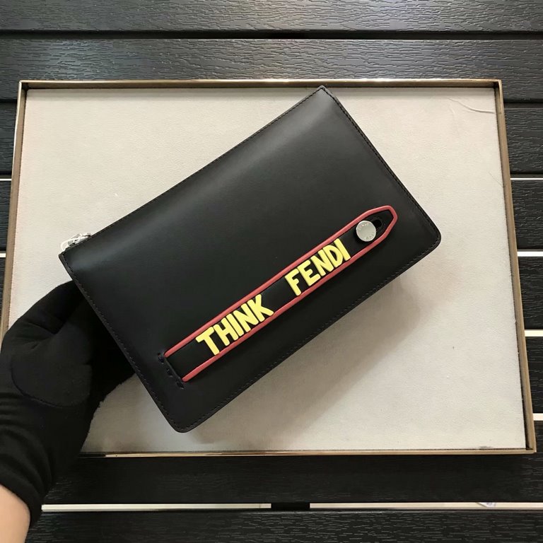 Clutch bag with red edges on the handles, THINK F lettering in yellow, inspired by the F VOCABULARY theme, 3 internal compartments with 8 credit card slots, a large crotch pocket and an organizer compartment. 24cm.