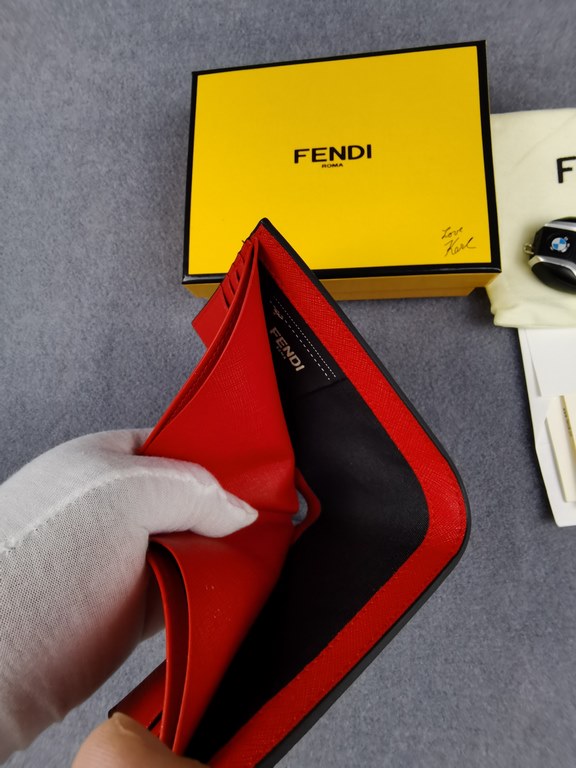 Brand FENDIStyle Crosshatch Yellow ClipItem No. 968568Color black   egg yolkSize 129.52Material imported cross grain cowhide on the surface, red microfiber lining, delicate feelFENDI short clip wallet Introduction 20 yea