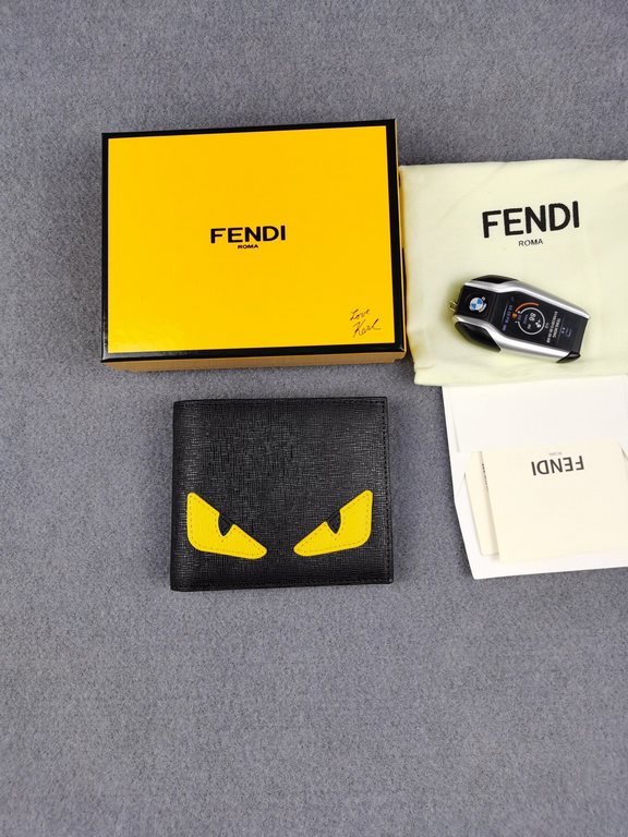 Brand FENDIStyle Crosshatch Yellow ClipItem No. 968568Color black   egg yolkSize 129.52Material imported cross grain cowhide on the surface, red microfiber lining, delicate feelFENDI short clip wallet Introduction 20 yea