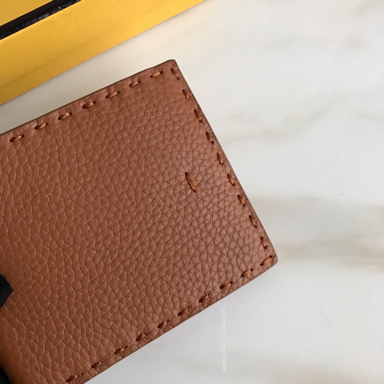 Roma SELLERIA horizontal leather wallet decorated with hand-stitching, contrast lining, with eight card slots and two billfold pockets.