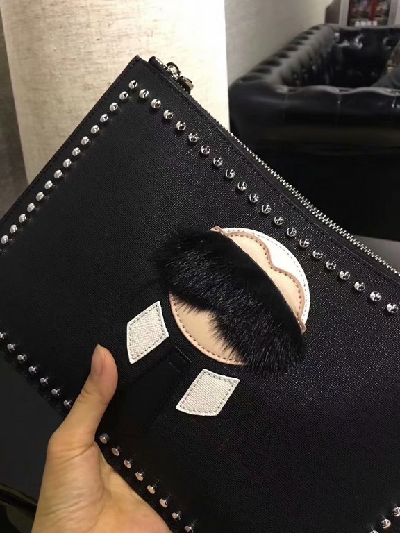 Small monster classic paragraph handbag, fashion and personalized design style, is the tide of men and women must-have single product, instantly killed through the street goods, the original version of cowhide, size 30cm