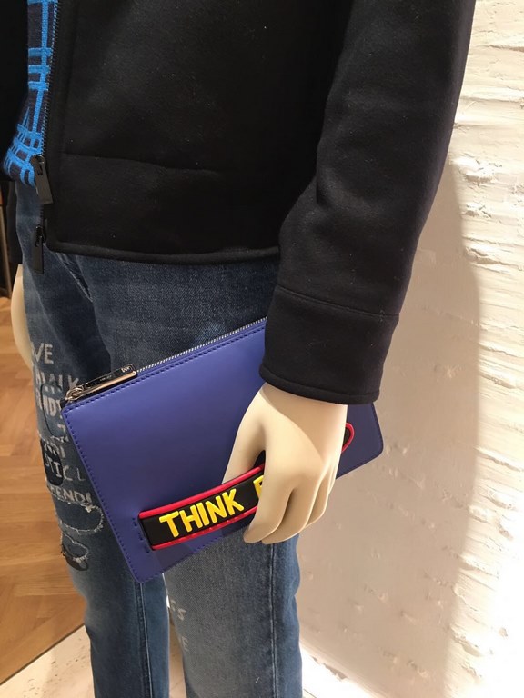 Clutch bag with THINK F lettering in yellow, inspired by the F VOCABULARY theme, 3 internal compartments with 8 credit card slots, a large crotch pocket and an organizer compartment. 24cm.