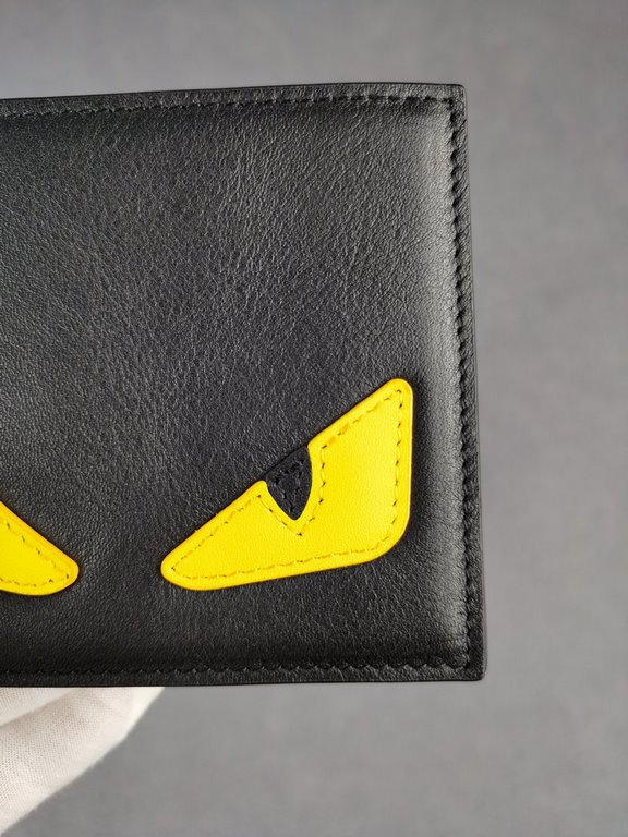 Brand FENDIStyle Yellow Sticker ClipItem No. 968568Color black   lemon yellowSize 129.52Material large surface with imported first layer of Napa cowhide, lining with red sheepskin, feel delicateFENDI short clip wallet In